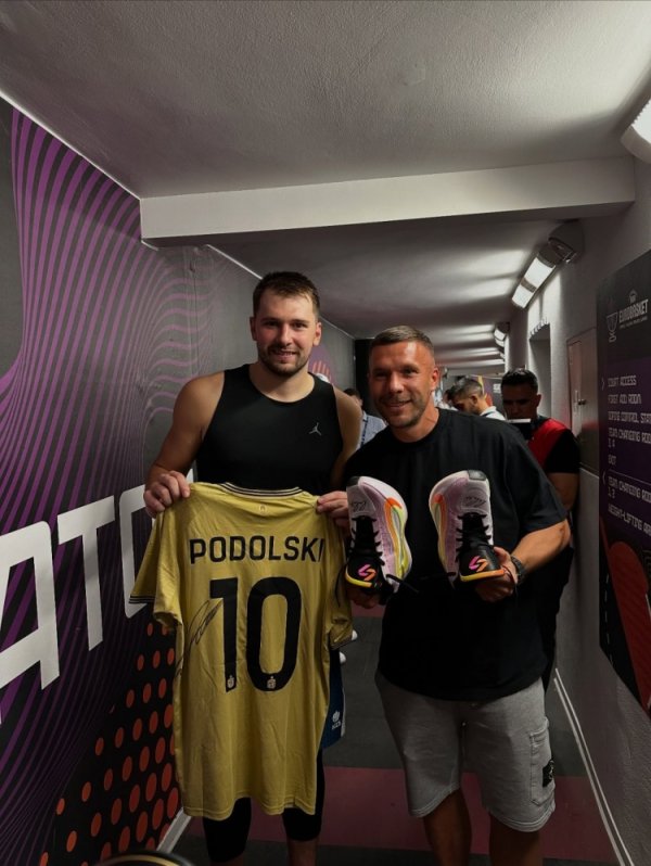 Hạnh phúc để giành chiến thắng! Doncic trao đổi quà tặng với cựu quốc tế Đức Podolsky sau trận đấu