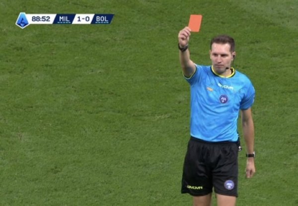 Milan phải chịu nhiều hình phạt gây tranh cãi: Pulisic bị đánh gục và Nkunku ngã xuống đất trong hai lần liên tiếp mà không có một điểm nào